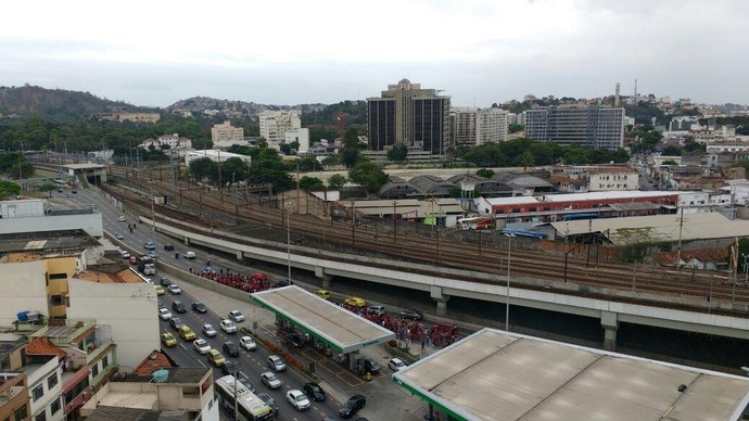 Torcedores foram caminhando da Central do Brasil até o estádio (Foto: Raphael Zarko/ Globoesporte.com)