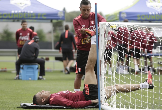 Cueva ajuda o amigo Guerrero em treinamento (Foto: AFP)