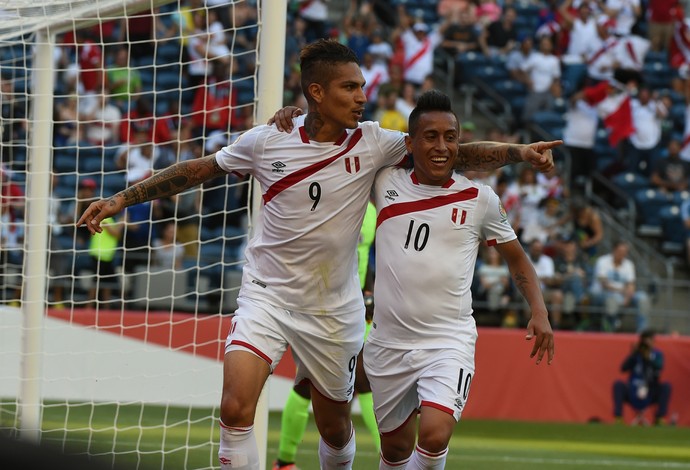 Cristian Cueva e Paolo Guerrero juntos pela seleção peruana: sintonia dentro e fora de campo (Foto: AFP)