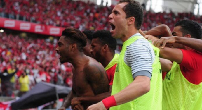 Em dia de Vitinho, Inter vira sobre o Flamengo e Palmeiras agradece
