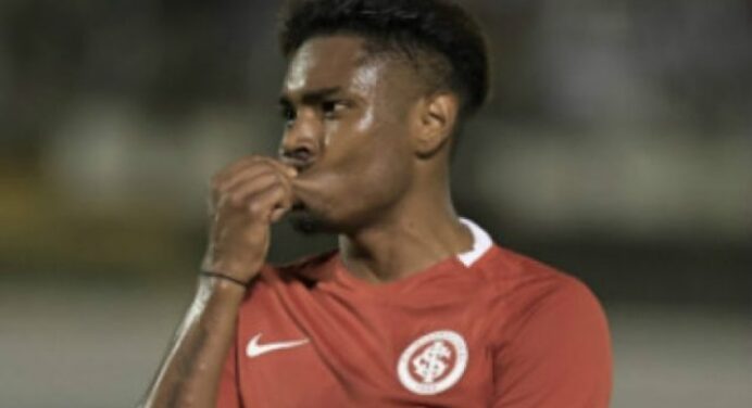 Rodrigo Caetano nega interesse do Fla em Vitinho