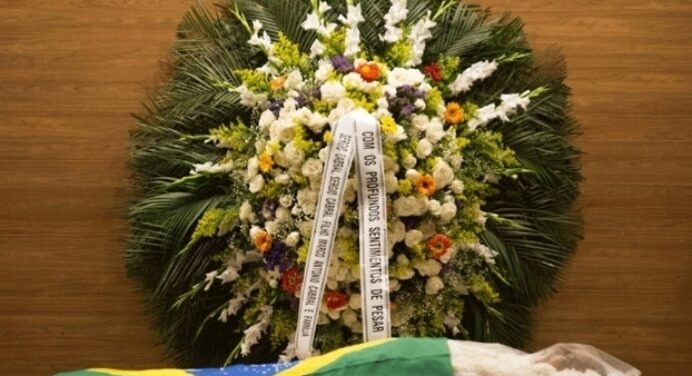 Veja como foi o enterro de Carlos Alberto Torres