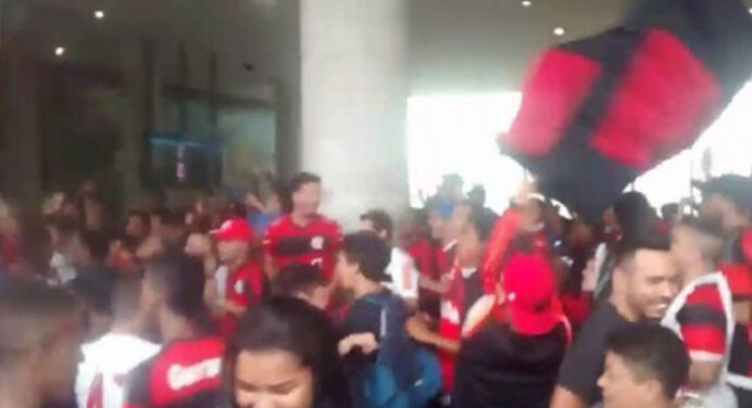 AeroFla3: Torcida do Flamengo lota Santos Dumont para apoiar o time