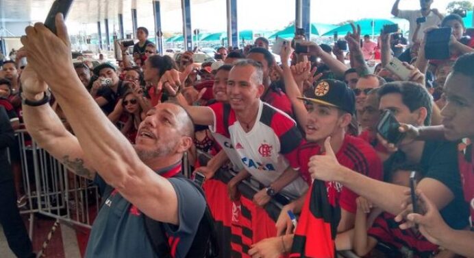 Apoio ao Zé e dura em Sheik: Mozer vence desconfiança no retorno ao Fla
