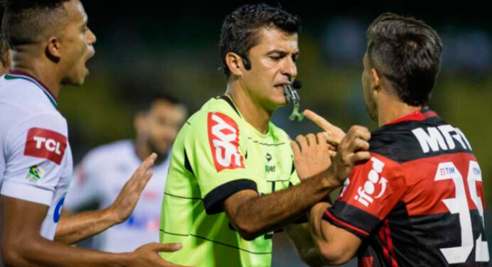 Ricci faz correção na súmula e inclui invasão de campo no Fla-Flu