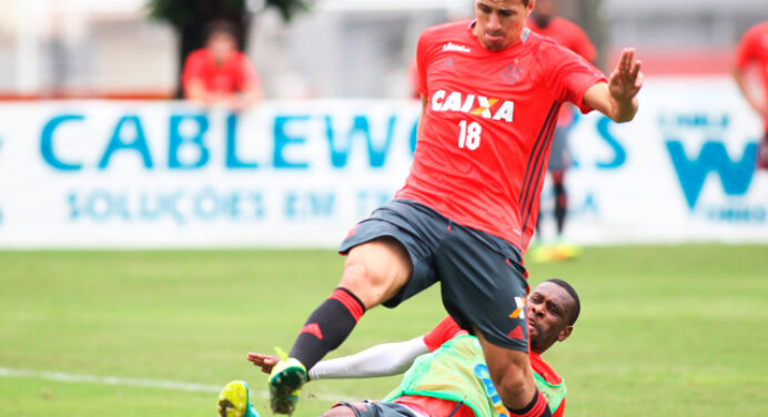 Em treino, Fla enfatiza finalizações para melhorar saldo de gols