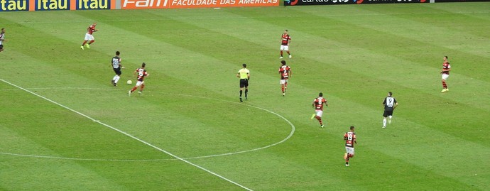 Sheik e Alan estão alinhados com Márcio e Arão, mas não tiveram o mesmo ímpeto que os titulares (Foto: Fred Gomes) 