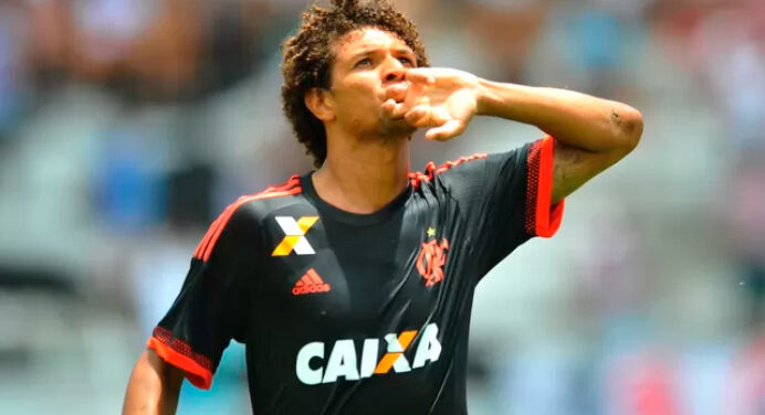 Arão pode completar 100 jogos pelo Flamengo caso enfrente o Corinthians