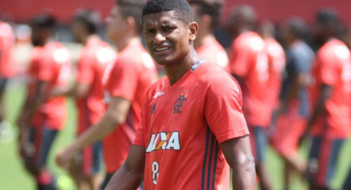 Xodó de Zé Ricardo, Márcio Araújo negocia para ficar mais um ano no Fla