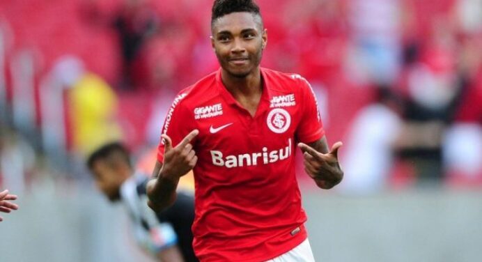 Flamengo cria força-tarefa e intensifica esforços para contratar Vitinho, diz site
