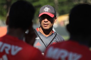 Zé Ricardo observa a garotada para ampliar chances no Fla (Foto: Gilvan Souza - Divulgação, Flamengo)