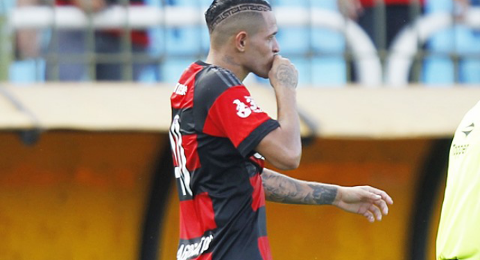Atacante Thiago Santos será operado hoje