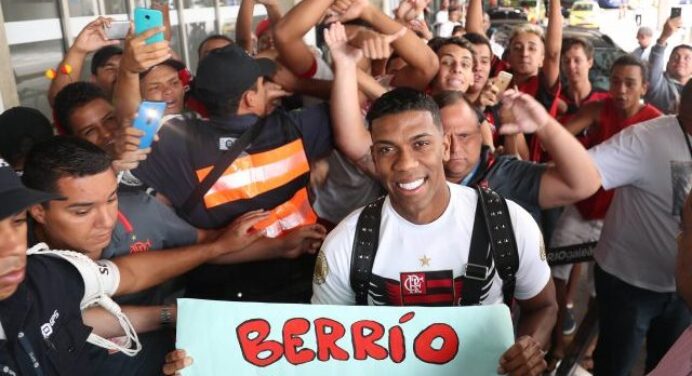 Chegou! Orlando Berrío desembarca no Rio de Janeiro