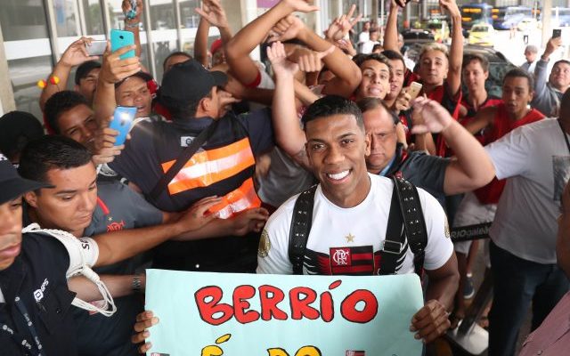 Chegou! Orlando Berrío desembarca no Rio de Janeiro