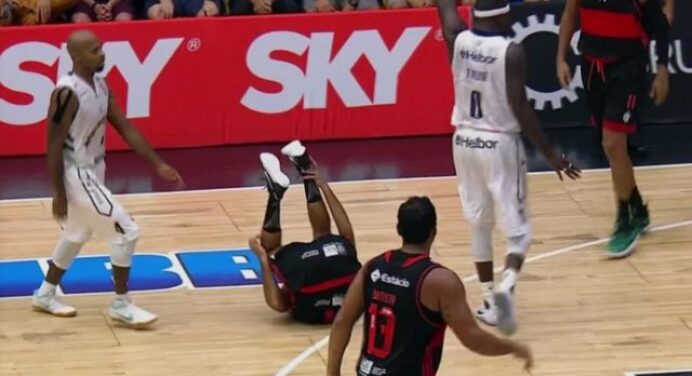Lance polêmico gera rixa entre Marcelinho e Tyrone, do Mogi