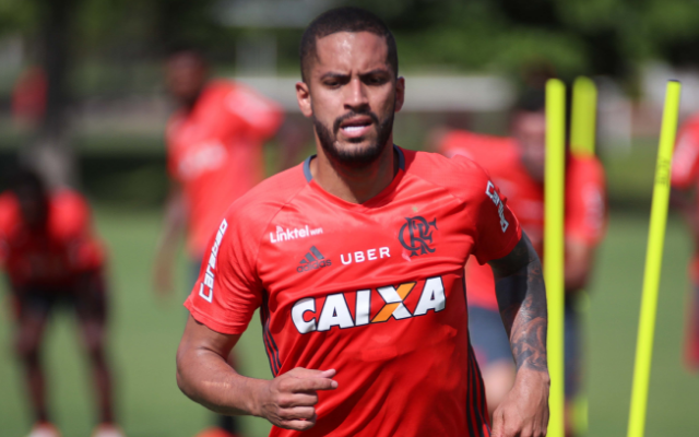 Machucado, Rômulo desfalca o Flamengo contra a Universidad Católica