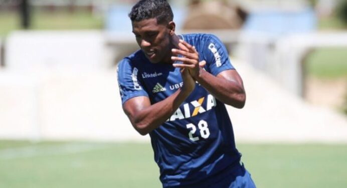 Berrío festeja gol e espera retomar confiança no Fla: ‘Ainda falta’