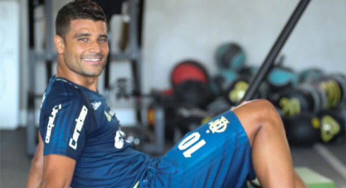 Ederson faz treino físico e com bola no gramado do Ninho do Urubu