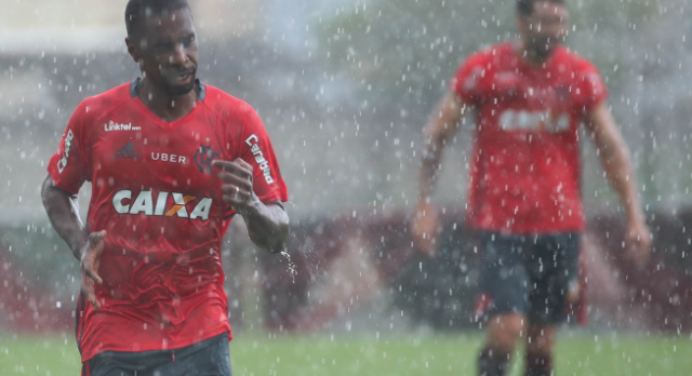 Com forte chuva, elenco retoma atividades no Ninho