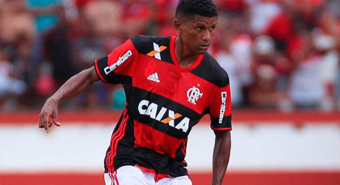 Mauro Cezar destaca erro defensivo do Fla no gol do Flu. Veja