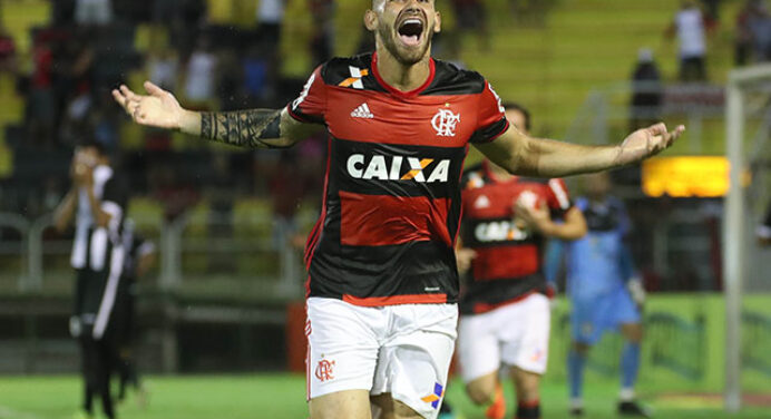 Vizeu comemora lua de mel com torcida do Flamengo