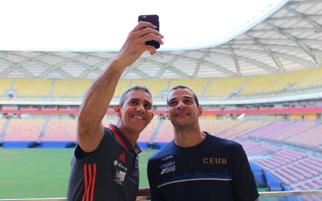 Técnicos de Fla e Brasília visitam Arena da Amazônia e se arriscam no futebol