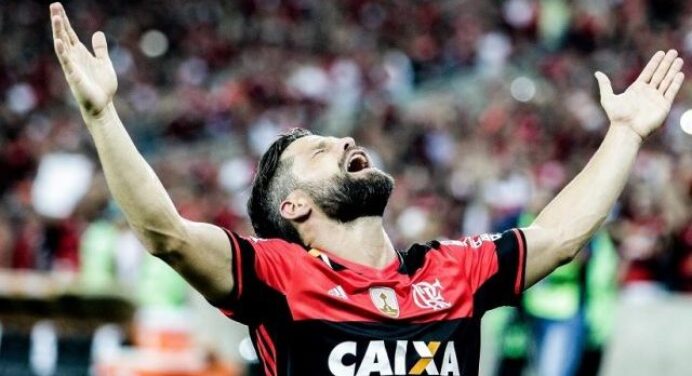 Nosso Flamengo: “É falta, na entrada da área…”