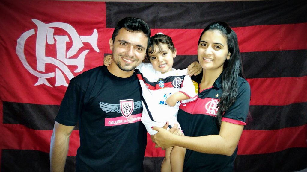 Nação vestida de Coluna do Flamengo pelo mundo afora