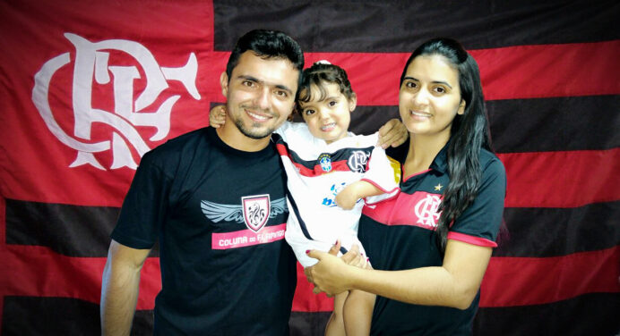 Nação vestida de Coluna do Flamengo pelo mundo afora