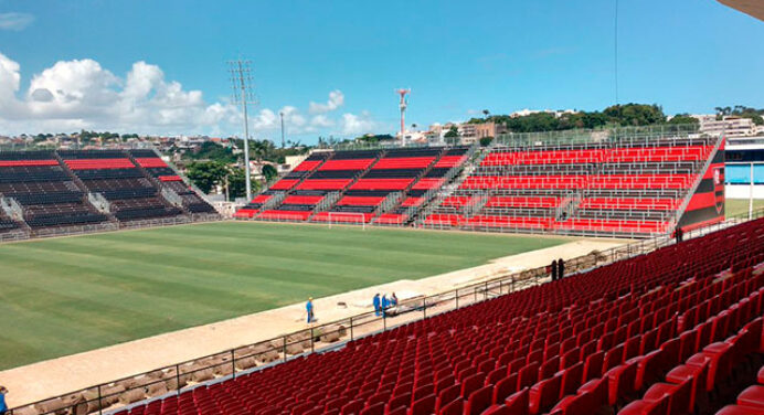 Flamengo instala torres de iluminação no estádio da Ilha; confira fotos
