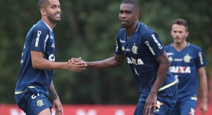 Flamengo pode ter zaga improvisada para jogo decisivo contra o Corinthians