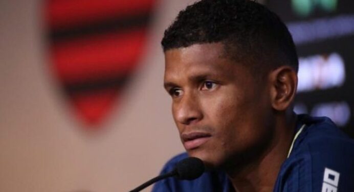 Flamengo barra saída de Márcio Araújo para o Vasco