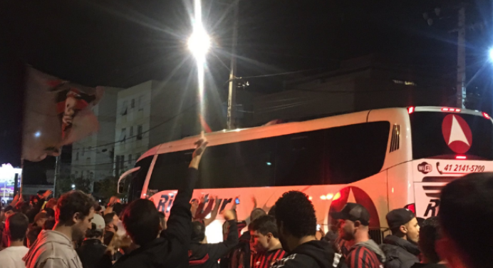 Ônibus do Fla é atacado por torcedores do CAP