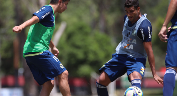 Entenda como o Flamengo prepara a volta de Ederson e Conca e a fase de cada atleta