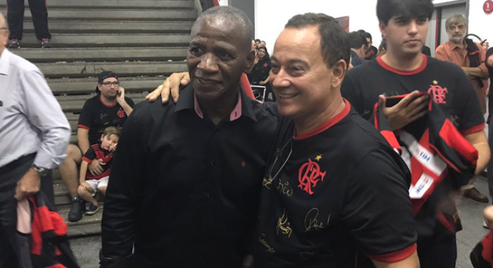Flamengo lança camisa de ídolos em noite de autógrafos, fotos e climão