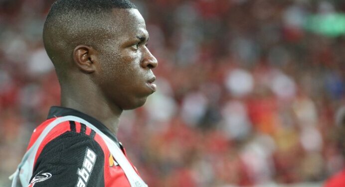 Antecessores de Vinicius Jr. no Fla, Sávio e Adriano também estrearam no Brasileiro sem gols