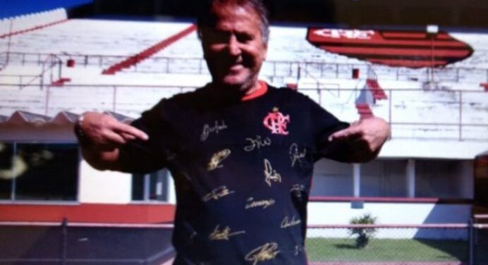 Fla lança edição limitada de camisa com autógrafos de ex-craques