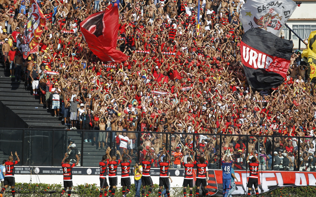 Banheiros químicos destinados à torcida do Fla são instalados no São Januário