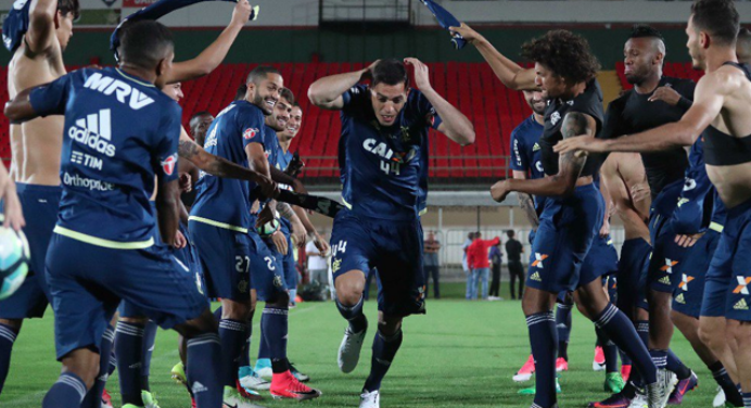 Rhodolfo é ‘batizado’ em treino na Ilha
