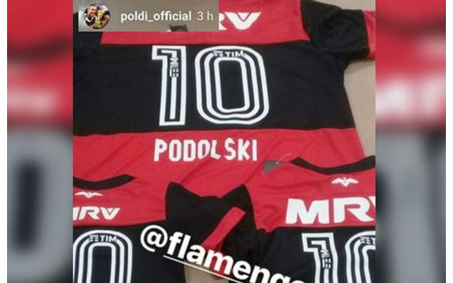 Podolski recebe camisa do Flamengo de presente e inflama torcida nas redes sociais