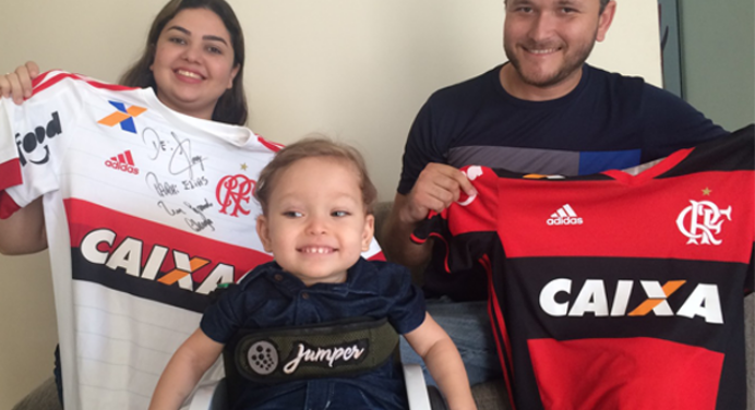 Em Natal, pais vão leiloar camisas do Flamengo para bancar tratamento do filho