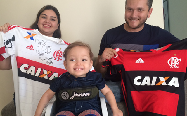 Em Natal, pais vão leiloar camisas do Flamengo para bancar tratamento do filho