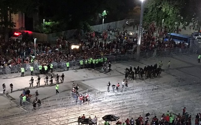 Torcedores sofrem pra entrar no Maracanã após tentativa de invasão