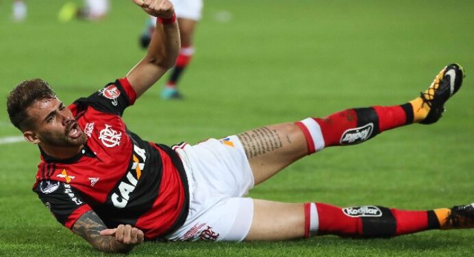 Enquanto Vizeu faz nova tatuagem, fãs assediam o jogador