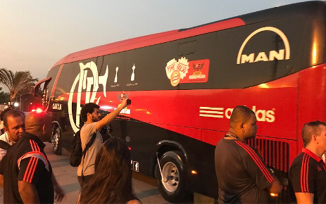 Flamengo desembarca no Rio em silêncio e sem torcida