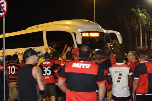 Cruzeiro é vaiado durante chegada no Maracanã