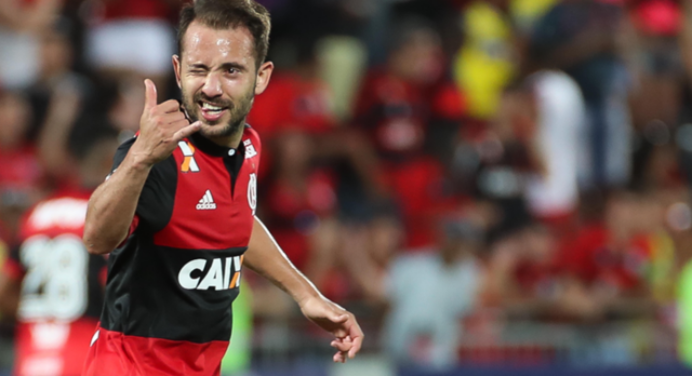 Everton Ribeiro homenageia Seu Expedito em comemoração
