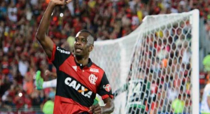 Juan mantém o alto nível aos 38 anos e fica perto de marca histórica pelo Fla