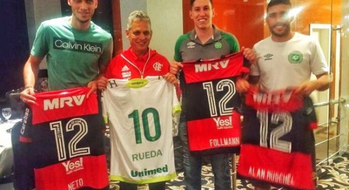 Rueda entrega camisa a jogadores da Chape que sobreviveram à tragédia