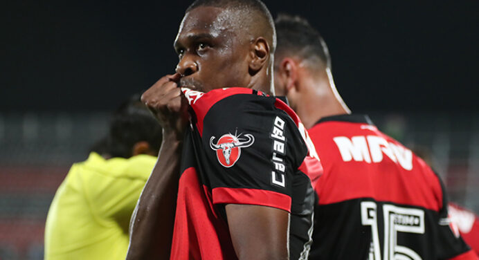 De ferro! Juan mostra bom preparo físico em sequência de clássicos